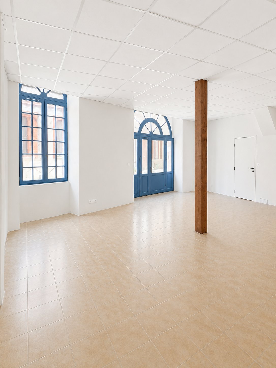 Local professionnel rénové de 42 m² au 20 rue Alfred Duméril — grand espace lumineux, fenêtres à petits carreaux et double accès